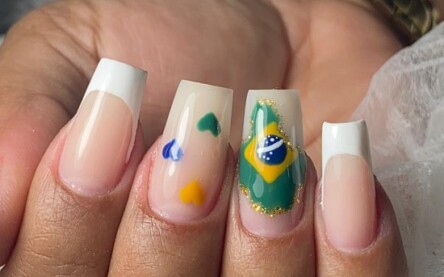 Nos cabelos, pele e unhas: o verde e amarelo como tendência