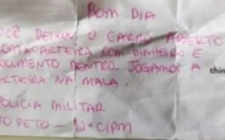 Policiais deixam bilhete para motorista que deixou carro com portas destravadas e vidro aberto