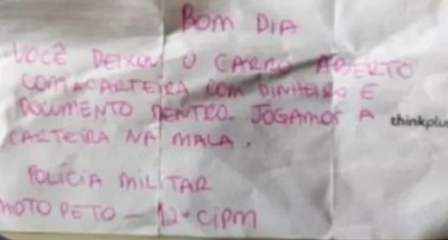 Policiais deixam bilhete para motorista que deixou carro com portas destravadas e vidro aberto