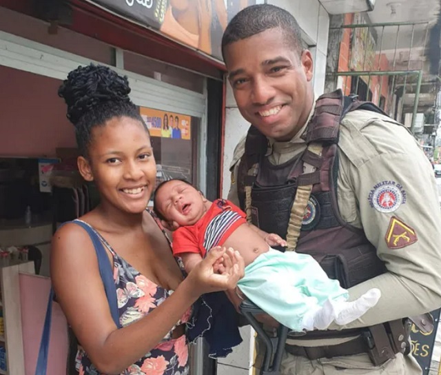 Bebê é reanimado por policial militar em Salvador