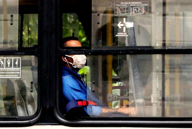 Uso de máscara em transporte público e locais fechados