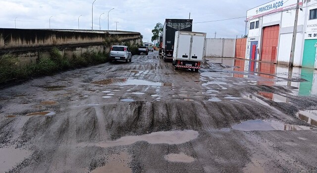 atolado viaduto cidade nova. Carreta atolada viaduto Cidade Nova.