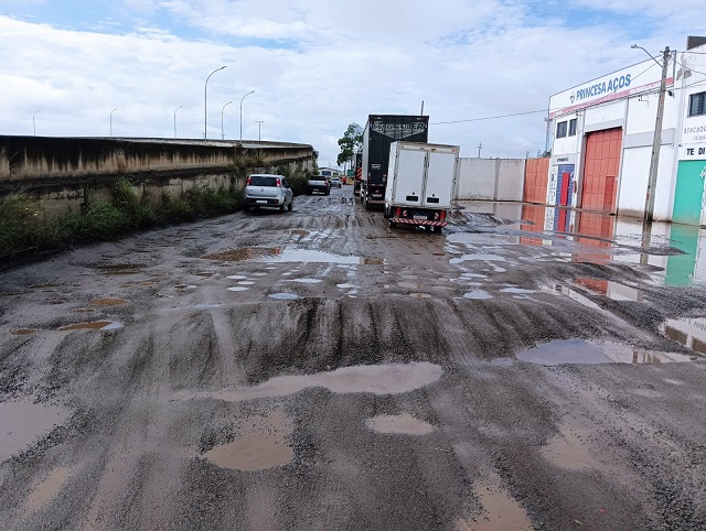 atolado viaduto cidade nova. Carreta atolada viaduto Cidade Nova.