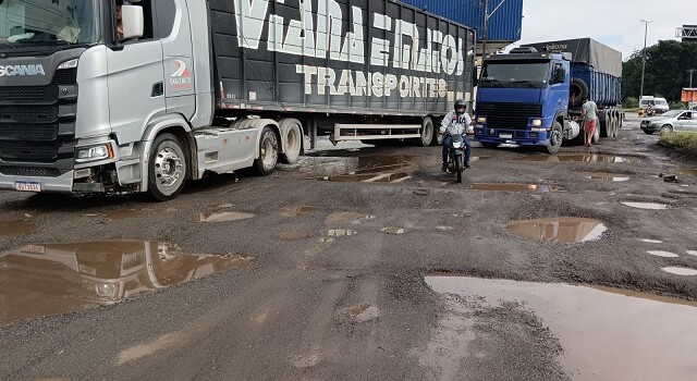 viaduto cidade nova carreta. Carreta atolada viaduto Cidade Nova.