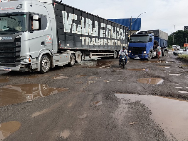 viaduto cidade nova carreta. Carreta atolada viaduto Cidade Nova.