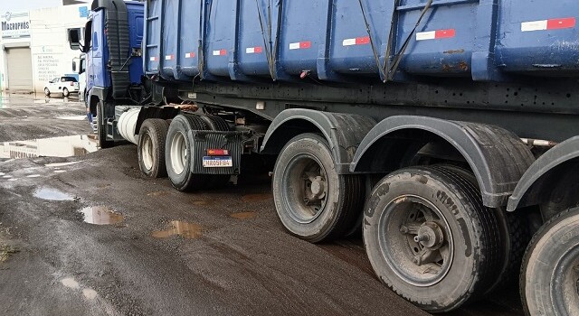 cidade nova feira carreta atolada viaduto. Carreta atolada viaduto Cidade Nova