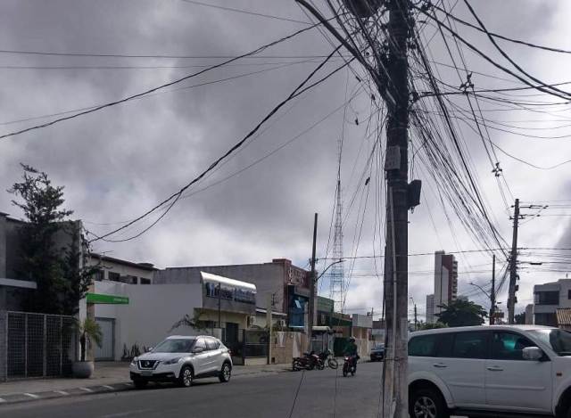 Motociclista é atingido no pescoço por fio de telefonia solto em via pública e socorrido para a Upa (Foto: Arquivo Pessoal)