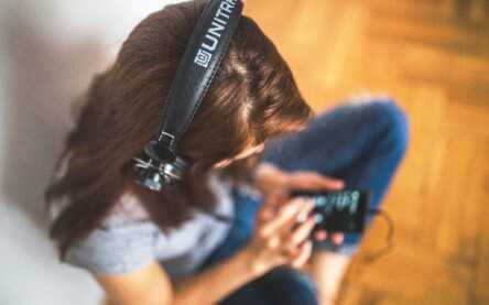 ouvindo música