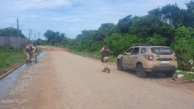 Corpo é encontrado na Avenida Centenário, no CIS (Foto: Aldo Matos/ Acorda Cidade)