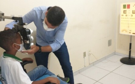 Crianças são submetidas a exames de vista e podem ganhar óculos