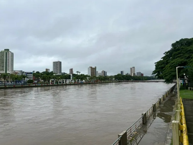 Nível de rio aumenta mais de três metros em menos de 24h após temporal em Itabuna