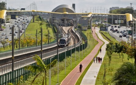 Paisagismo ao longo da Linha 2 do Metrô de Salvador (trecho da Av. Paralela), administrado pelo consórcio CCR Metrô Bahia.