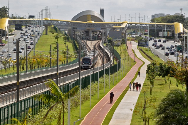 Paisagismo ao longo da Linha 2 do Metrô de Salvador (trecho da Av. Paralela), administrado pelo consórcio CCR Metrô Bahia.