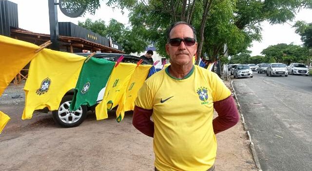 Vendedores aproveitam para faturar grana extra com as camisas da Seleção Brasileira durante a Copa do Mundo