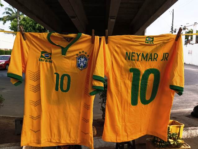 Vendedores aproveitam para faturar grana extra com as camisas da Seleção Brasileira durante a Copa do Mundo