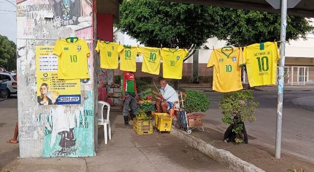 Vendedores aproveitam para faturar grana extra com as camisas da Seleção Brasileira durante a Copa do Mundo