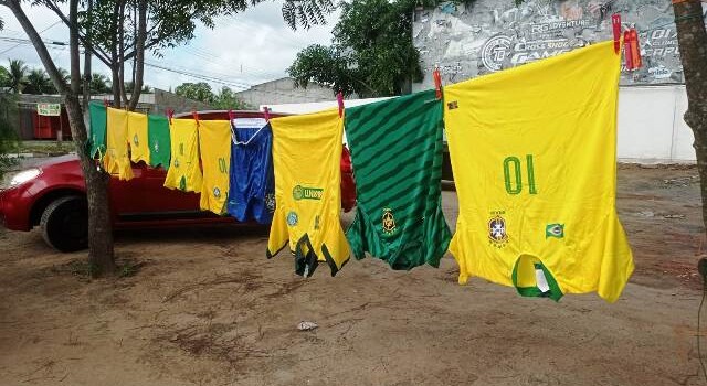 Vendedores aproveitam para faturar grana extra com as camisas da Seleção Brasileira durante a Copa do Mundo