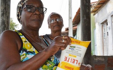Quase 300 mil litros de leite foram distribuídos para famílias carentes em Feira de Santana
