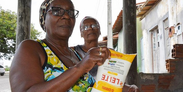 Quase 300 mil litros de leite foram distribuídos para famílias carentes em Feira de Santana