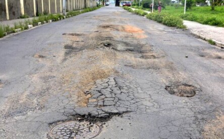 Buracos e mato tomam conta da Avenida Antônio Bernadino de Carvalho, no bairro Pedra do Descanso, na região do Vila Olímpia. (Foto: Ed Santos/Acorda Cidade)