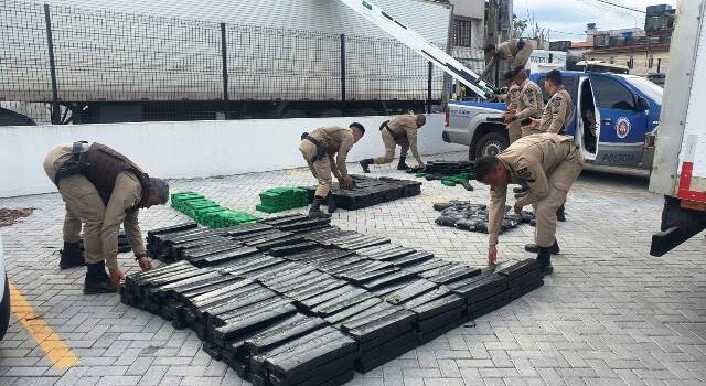 Carreta com uma tonelada de maconha apreendida por policiais da Rondesp e 66ª CIPM, em Feira de Santana. (Foto: Aldo Matos/Acorda Cidade)