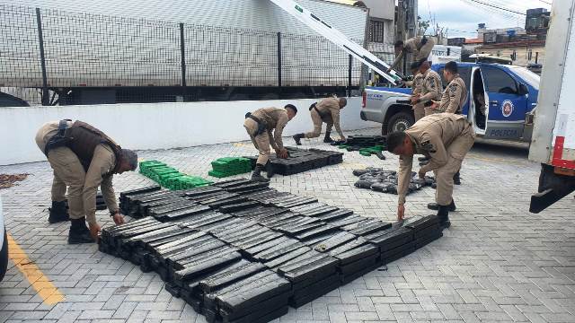 Carreta com uma tonelada de maconha apreendida por policiais da Rondesp e 66ª CIPM, em Feira de Santana. (Foto: Aldo Matos/Acorda Cidade)