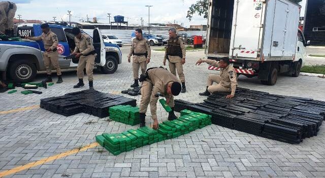 Carreta com uma tonelada de maconha apreendida por policiais da Rondesp e 66ª CIPM, em Feira de Santana. (Foto: Aldo Matos/Acorda Cidade)