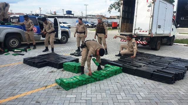 Carreta com uma tonelada de maconha apreendida por policiais da Rondesp e 66ª CIPM, em Feira de Santana. (Foto: Aldo Matos/Acorda Cidade)