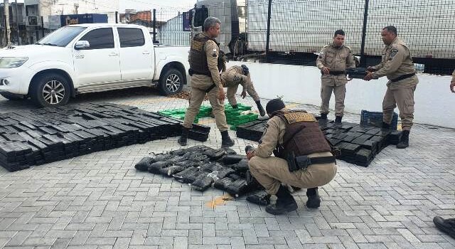 Carreta com uma tonelada de maconha apreendida por policiais da Rondesp e 66ª CIPM, em Feira de Santana. (Foto: Aldo Matos/Acorda Cidade)