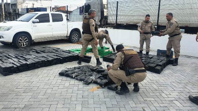 Carreta com uma tonelada de maconha apreendida por policiais da Rondesp e 66ª CIPM, em Feira de Santana. (Foto: Aldo Matos/Acorda Cidade)