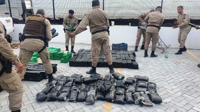 Carreta com uma tonelada de maconha apreendida por policiais da Rondesp e 66ª CIPM, em Feira de Santana. (Foto: Aldo Matos/Acorda Cidade)