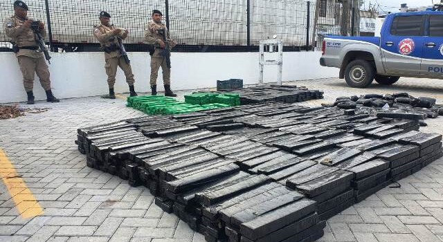 Carreta com uma tonelada de maconha apreendida por policiais da Rondesp e 66ª CIPM, em Feira de Santana. (Foto: Aldo Matos/Acorda Cidade)