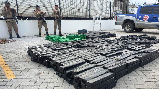 Carreta com uma tonelada de maconha apreendida por policiais da Rondesp e 66ª CIPM, em Feira de Santana. (Foto: Aldo Matos/Acorda Cidade)