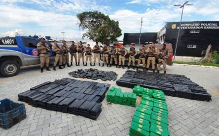Carreta com uma tonelada de maconha apreendida por policiais da Rondesp e 66ª CIPM, em Feira de Santana. (Foto: Aldo Matos/Acorda Cidade)