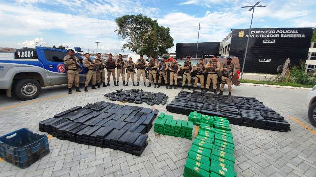 Carreta com uma tonelada de maconha apreendida por policiais da Rondesp e 66ª CIPM, em Feira de Santana. (Foto: Aldo Matos/Acorda Cidade)