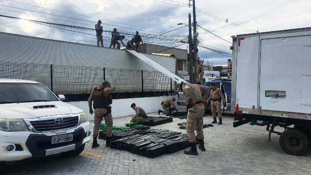 Carreta com uma tonelada de maconha apreendida por policiais da Rondesp e 66ª CIPM, em Feira de Santana. (Foto: Aldo Matos/Acorda Cidade)