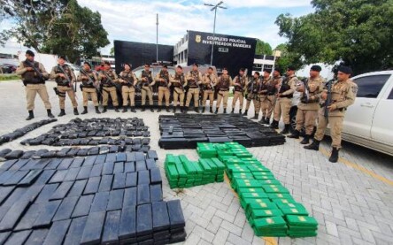 Carreta com uma tonelada de maconha apreendida por policiais da Rondesp e 66ª CIPM, em Feira de Santana. (Foto: Aldo Matos/Acorda Cidade)