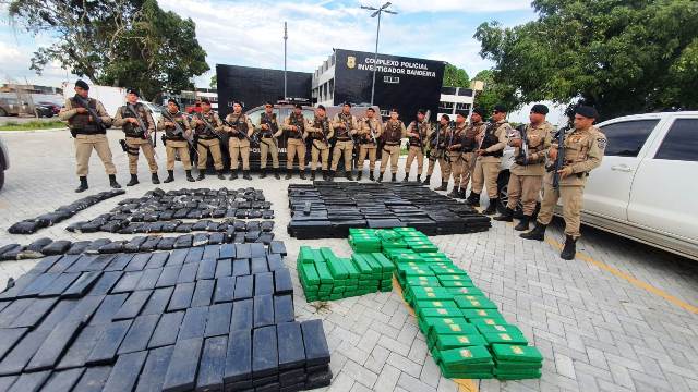 Carreta com uma tonelada de maconha apreendida por policiais da Rondesp e 66ª CIPM, em Feira de Santana. (Foto: Aldo Matos/Acorda Cidade)