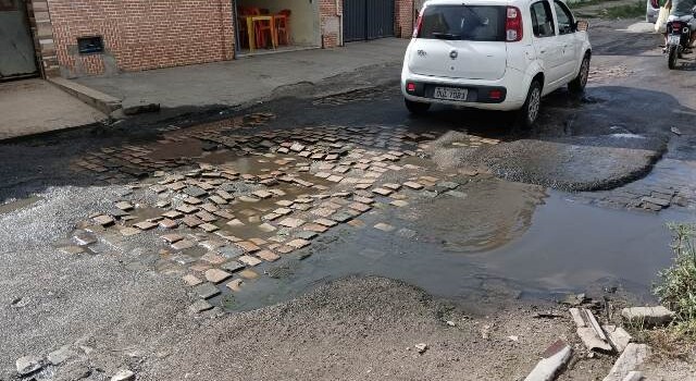 Rua Tupinambá, no bairro Mangabeira. (Foto: Ed Santos/ Acorda Cidade)