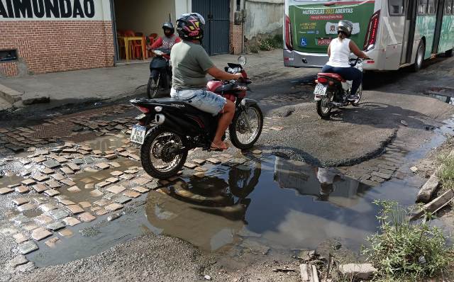 Rua Tupinambá, no bairro Mangabeira. (Foto: Ed Santos/ Acorda Cidade)