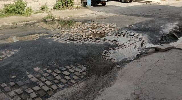Rua Tupinambá, no bairro Mangabeira. (Foto: Ed Santos/ Acorda Cidade)