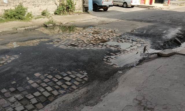 Rua Tupinambá, no bairro Mangabeira. (Foto: Ed Santos/ Acorda Cidade)