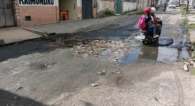 Rua Tupinambá, no bairro Mangabeira. (Foto: Ed Santos/ Acorda Cidade)