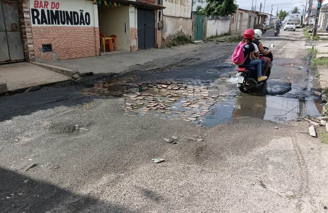 Rua Tupinambá, no bairro Mangabeira. (Foto: Ed Santos/ Acorda Cidade)