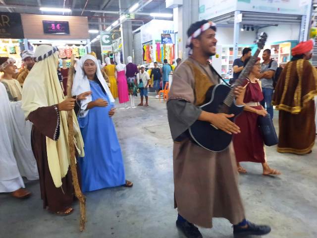 A prefeitura de Feira de Santana, através da Secretaria de Cultura, Esporte e Lazer, deu início neste domingo (11) à programação natalina, que envolve caminhadas, teatro e música em diversos pontos da cidade e nos distritos.