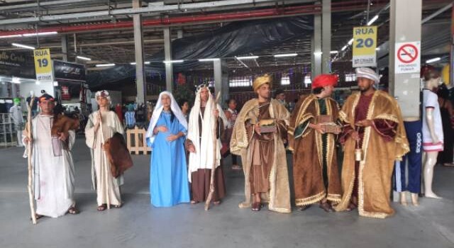 A prefeitura de Feira de Santana, através da Secretaria de Cultura, Esporte e Lazer, deu início neste domingo (11) à programação natalina, que envolve caminhadas, teatro e música em diversos pontos da cidade e nos distritos.