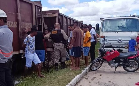 Trem arrasta motocicletas em Serrinha_