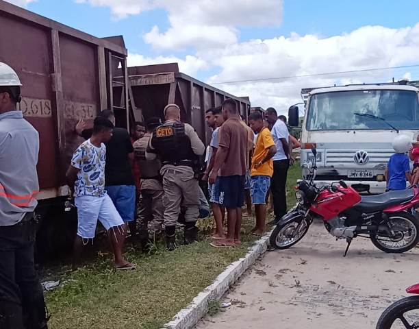 Trem arrasta motocicletas em Serrinha_