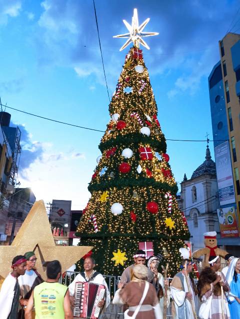 Prefeitura inaugura decoração natalina no centro de Feira de Santana. (Foto: Paulo José/ Acorda Cidade)