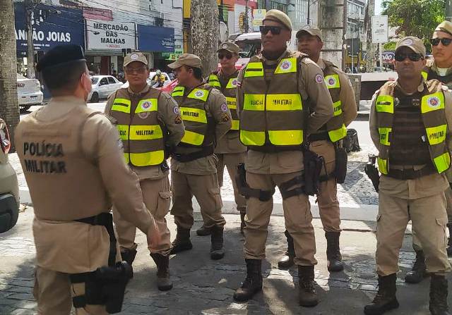 Operação Comércio Mais Seguro no centro comercial de Feira de Santana (Foto: Divulgação/ 64º CIPM)